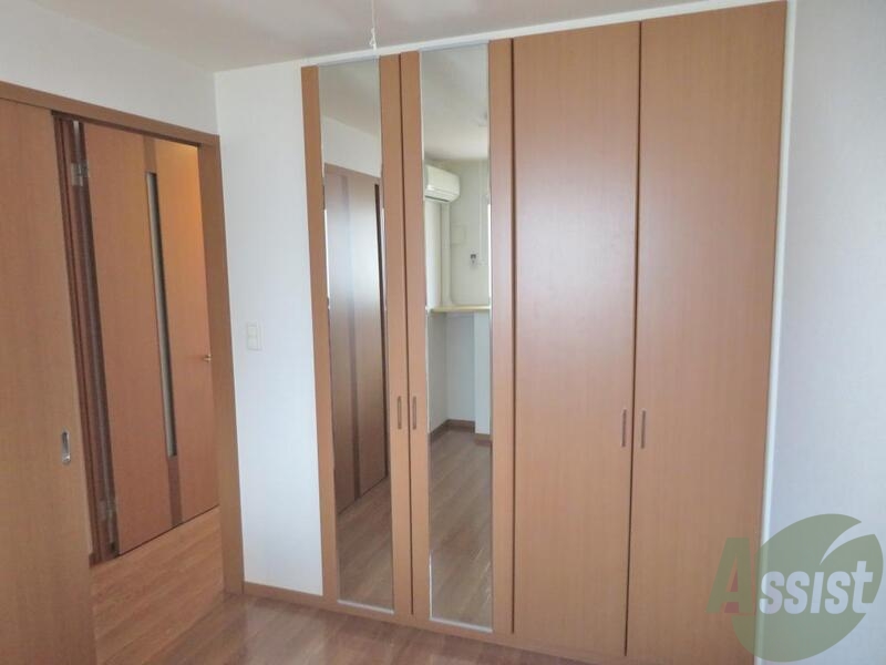 収納　収納スペースです。天井まで高さがあり姿見の鏡も付いています