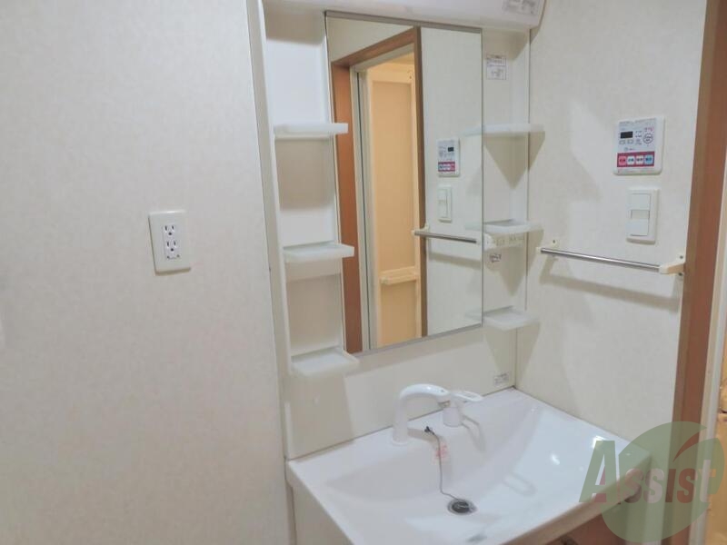 洗面設備　洗髪洗面化粧台です。朝の支度も短い時間で済みますね