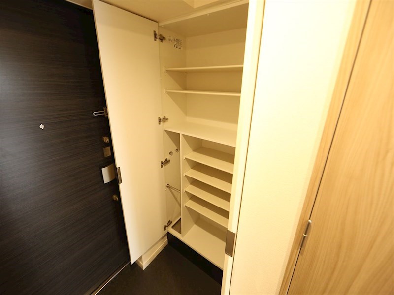 玄関　玄関　シューズボックス付（収納充実してます）　同仕様写真
