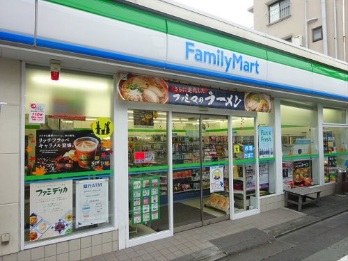 コンビニ　FamilyMart 学芸大学駅南店（コンビニ）まで328m
