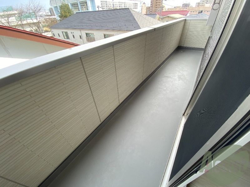 バルコニー　バルコニーは洗濯物を干すのに十分な広さがありますね。