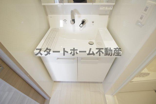 洗面設備　ゆったりとスペースのある洗面所