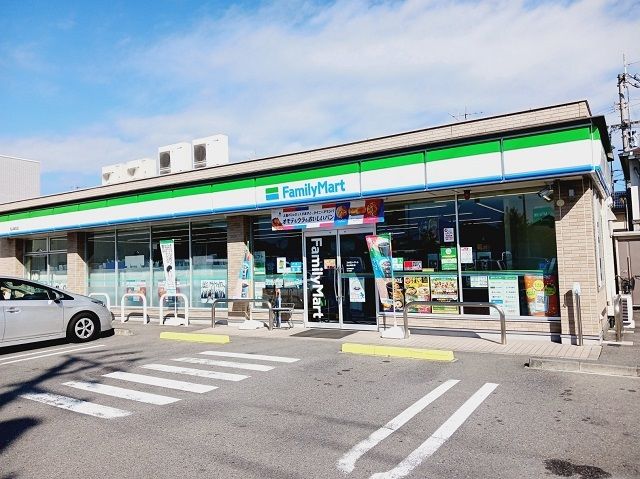 コンビニ　ファミリーマート味生店様（コンビニ）まで550m