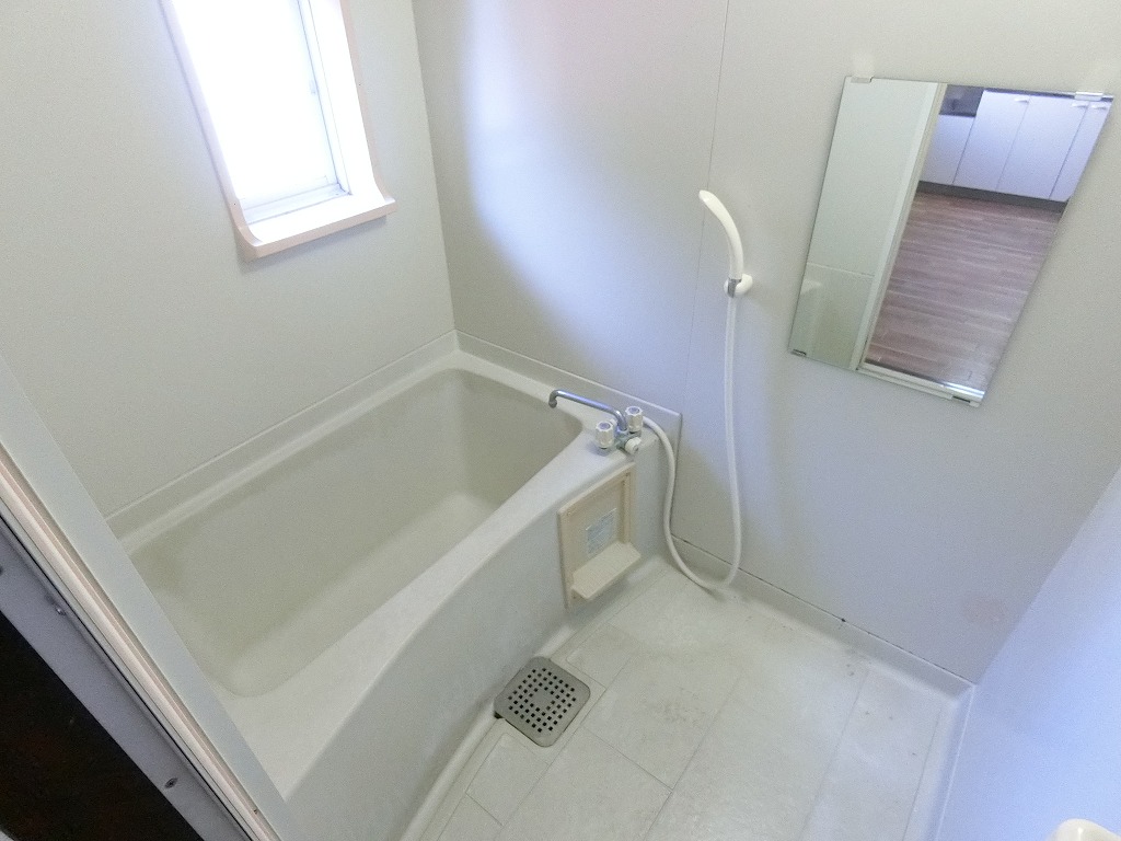 バス・シャワールーム　バスルームにも換気窓あり