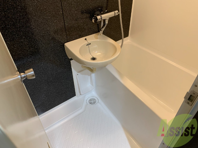 バス・シャワールーム　バスルームは狭すぎず、シャワーも浴びやすそうです。