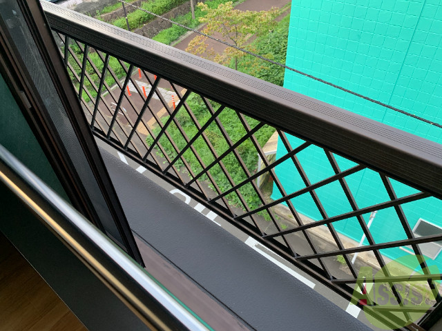 バルコニー　服を干せるスペースはありませんが、小物などは置けそうですね。