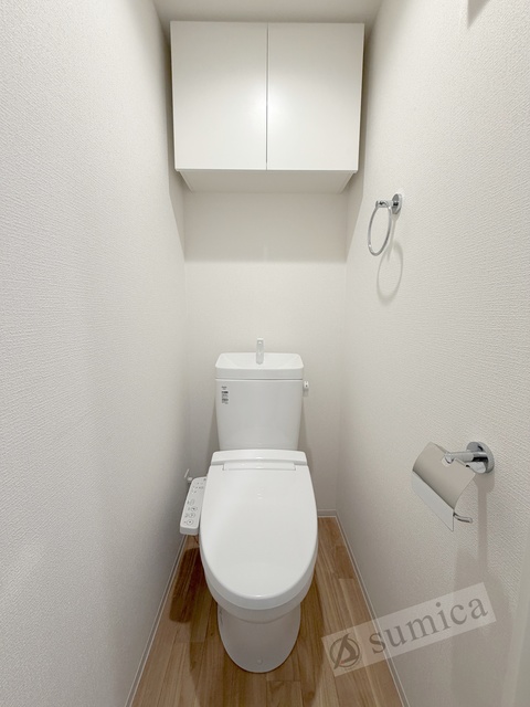 トイレ　人気アイテムの温水洗浄便座。清潔感のあるトイレです。