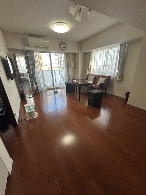 居室・リビング　＊エアコン、照明、カーテンは設備に含まず。＊家具、家電、備品