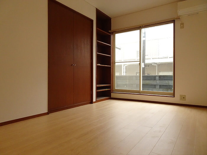 その他部屋・スペース　落ち着いた色調の寝室です