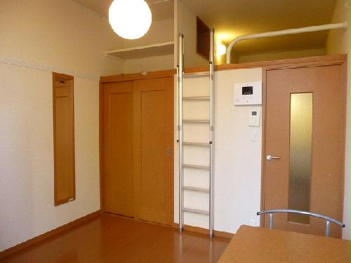 収納　奥に見えるのはクローゼットです♪