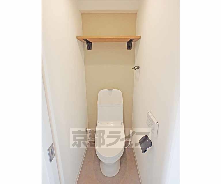 トイレ　ウォシュレット機能付きです。