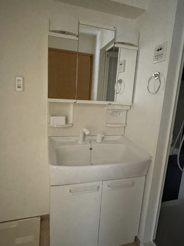 洗面設備　明るい洗面所です