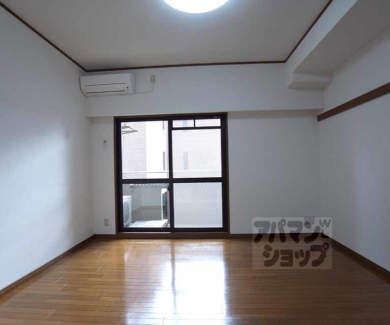 居室・リビング　東窓の洋室です。