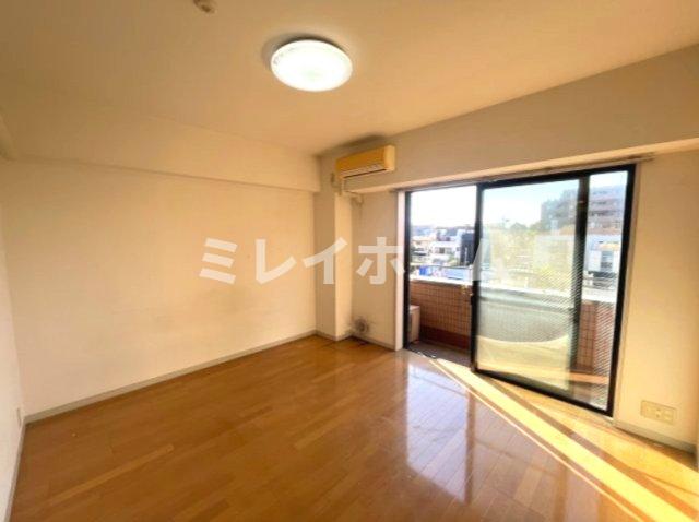 居室・リビング　同建物内別のお部屋の参考写真になります。