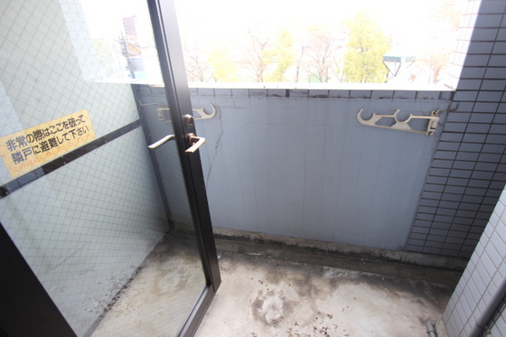 バルコニー　※掲載写真は同マンション別部屋参考写真となります。