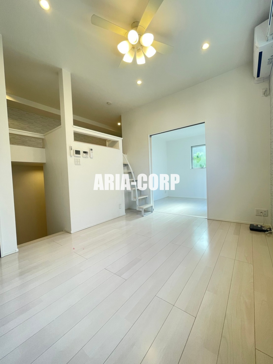 居室・リビング　天井高のある開放的な空間！オシャレなシーリングファン付きです