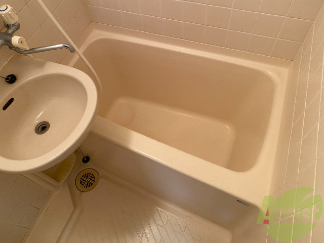 バス・シャワールーム　白くきれいな浴室です、トイレ別で使い易い作りになっています