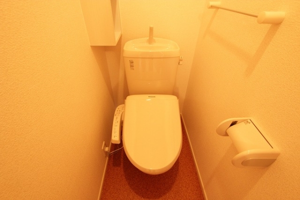 トイレ　温水シャワー付きトイレです