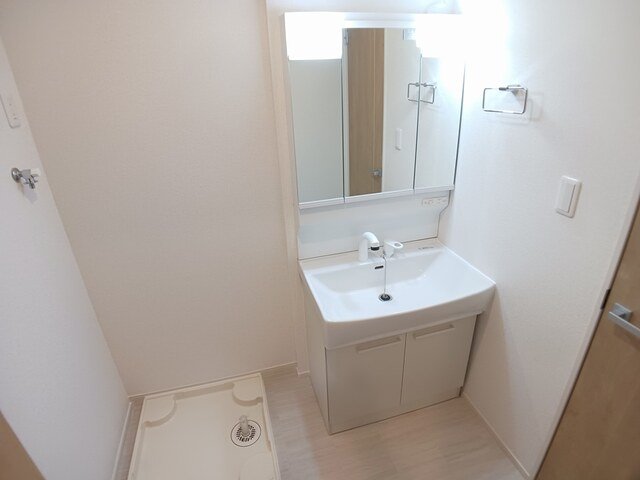 洗面設備　明るい洗面所です