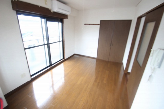 居室・リビング　同物件別号室の写真です。