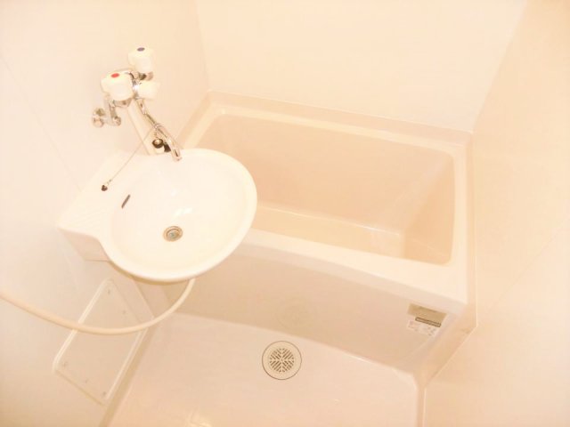 バス・シャワールーム　同タイプ物件の為、形状や間取寸法、色調等が実際とは異なります