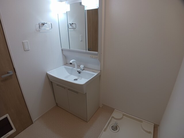 洗面設備　シャンプードレッサー・洗濯機置き場