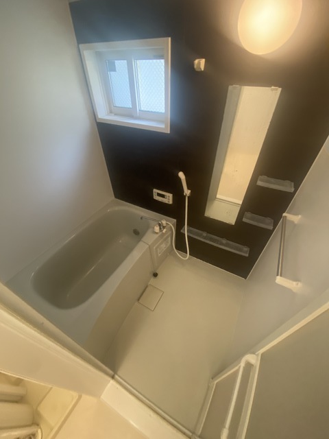 バス・シャワールーム　窓付きのバスルームは嬉しいですね。