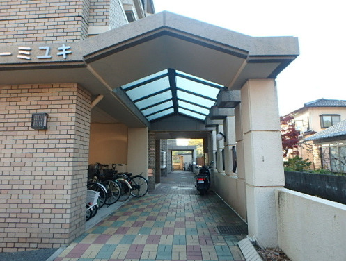 エントランス　落ち着いたエントランスです