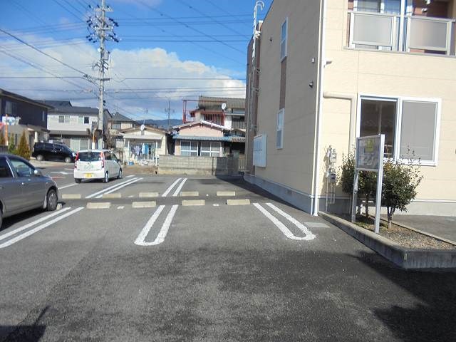 駐車場　写真は103号室です（参考）