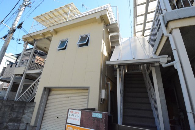 建物外観　居住者専用のごみ置き場があります♪