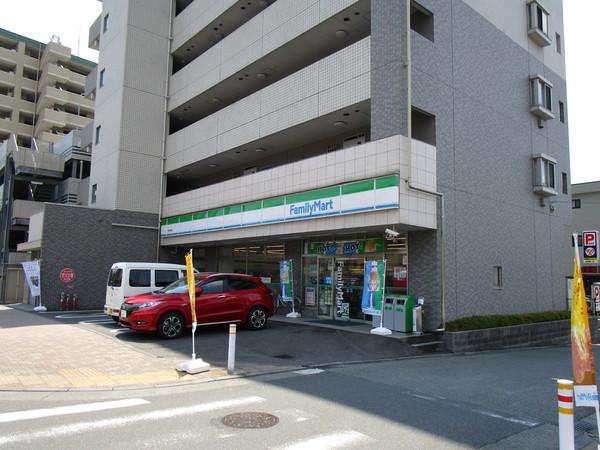 コンビニ　ファミリーマート鶴川駅西店（コンビニ）まで224m