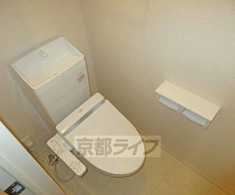 トイレ　上段収納ボックス有り・