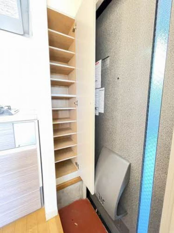 玄関　※別号室の写真となります