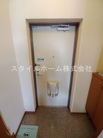玄関　別部屋写真です。