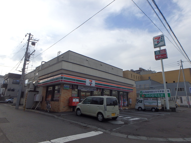 コンビニ　セブンイレブン札幌琴似3条2丁目店（コンビニ）まで126m