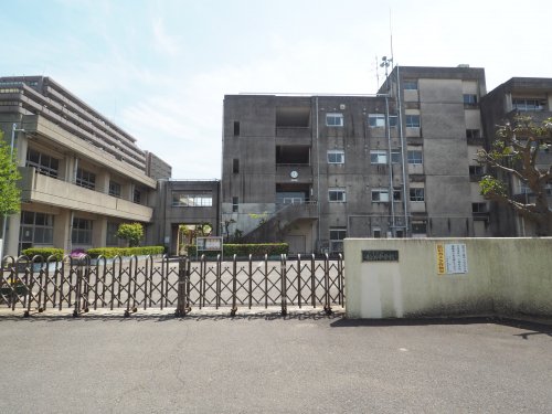中学校　千葉市立稲浜中学校（中学校）まで84m
