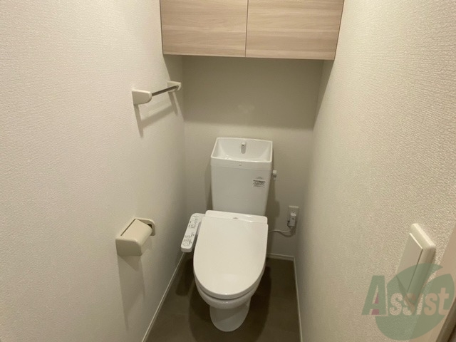 トイレ　トイレにはもちろんウォシュレットや戸棚も