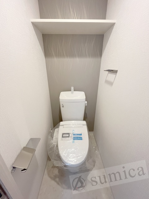 トイレ　人気アイテムの温水洗浄便座。清潔感のあるトイレです。