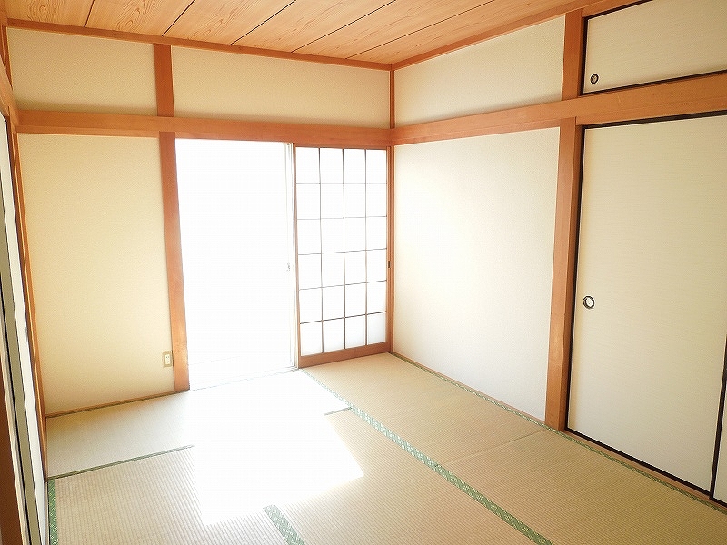 その他部屋・スペース　和室も明るいお部屋です。