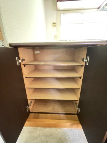収納　玄関にシューズボックスがございます。