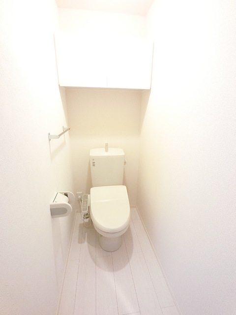 トイレ　冬でも温かく快適です。もちろん洗浄機能もついています。