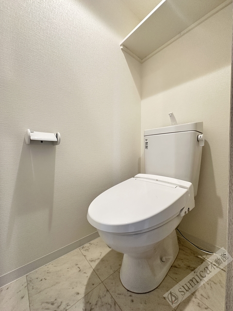 トイレ　人気アイテムの温水洗浄便座。清潔感のあるトイレです。