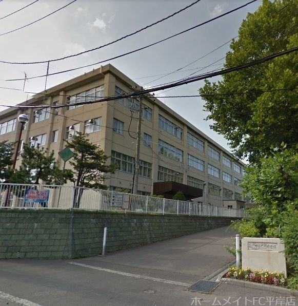 中学校　札幌市立陵陽中学校（中学校）まで279m