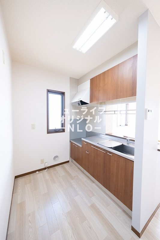 キッチン　窓付きキッチンで明るく換気も出来ます☆