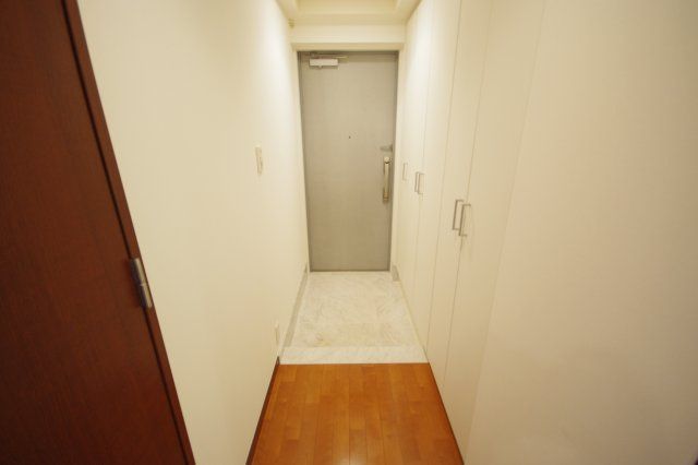 玄関　写真は同タイプ住居です。