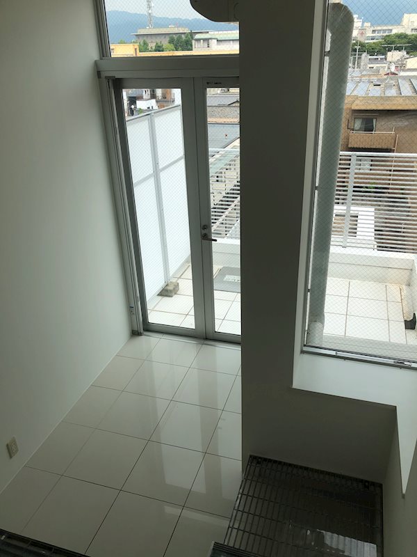 バルコニー　同建物同号室の室内写真です。
