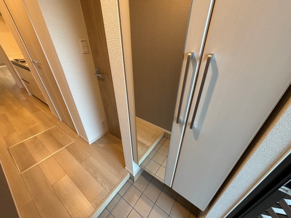 玄関　鏡があり、お出かけ前に身だしなみチェック出来ます♪