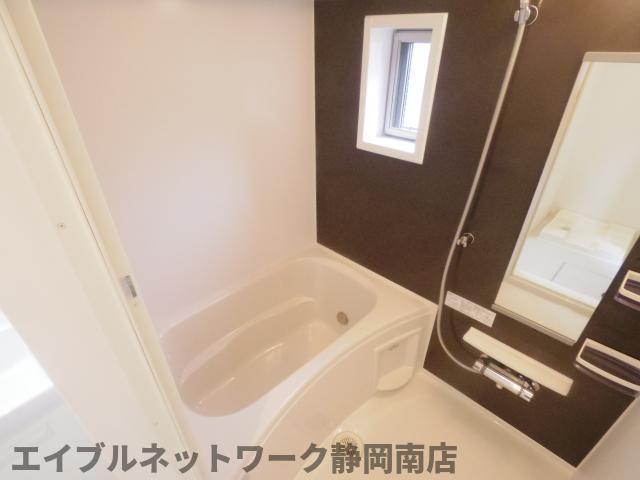 バス・シャワールーム　コンパクトで使いやすいお風呂です