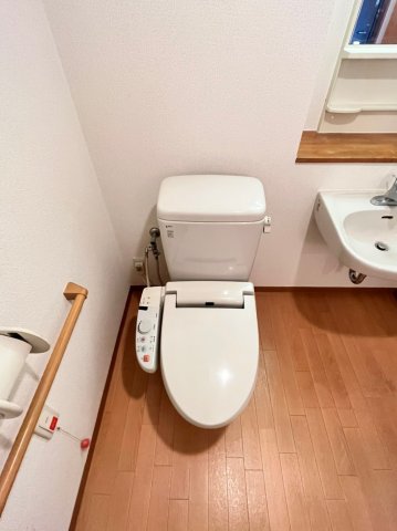 トイレ　別号室の写真です。ご参考までに