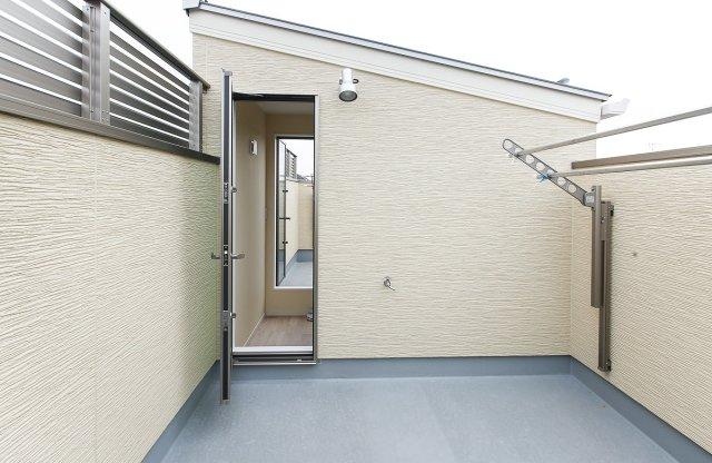 バルコニー　屋上に２箇所のルーフバルコニーがあり、洗濯物もゆったりと干す